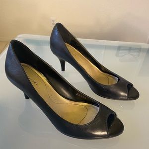 Tahari shoes